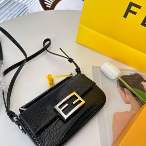 Sac à baguettes Fendi avec boîte Le sac à baguettes Fendi 22 de la nouvelle série couleur gelée porté sous le bras est plein d'une atmosphère rétro. Il est petit et exquis sans être négligé. Il est beau et à la mode et a un grand contenu pratique. Il convient parfaitement aux sorties en hiver. Le premier choix pour les sacs ! Taille : 19 11 Numéro d'article 30003