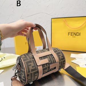 Original réplique version Fendi Fendi Micro Ye's même style Internet célébrité vintage rétro presbytie F toile pillow sac. Le sac que les personnes à la mode portent le plus est probablement le sac à une épaule ou le sac croisé de Fendi. Il donne une impression d'insouciance. Style de rue paresseux. Des célébrités telles que Qi Wei et Rosie le portent également lorsqu'elles sortent dans la rue. Taille 22 12cm