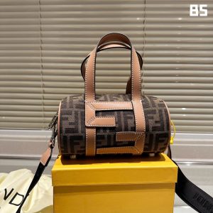 Original réplique version Fendi Fendi Micro Ye's même style Internet célébrité vintage rétro presbytie F toile pillow sac. Le sac que les personnes à la mode portent le plus est probablement le sac à une épaule ou le sac croisé de Fendi. Il donne une impression d'insouciance. Style de rue paresseux. Des célébrités telles que Qi Wei et Rosie le portent également lorsqu'elles sortent dans la rue. Taille 22 12cm