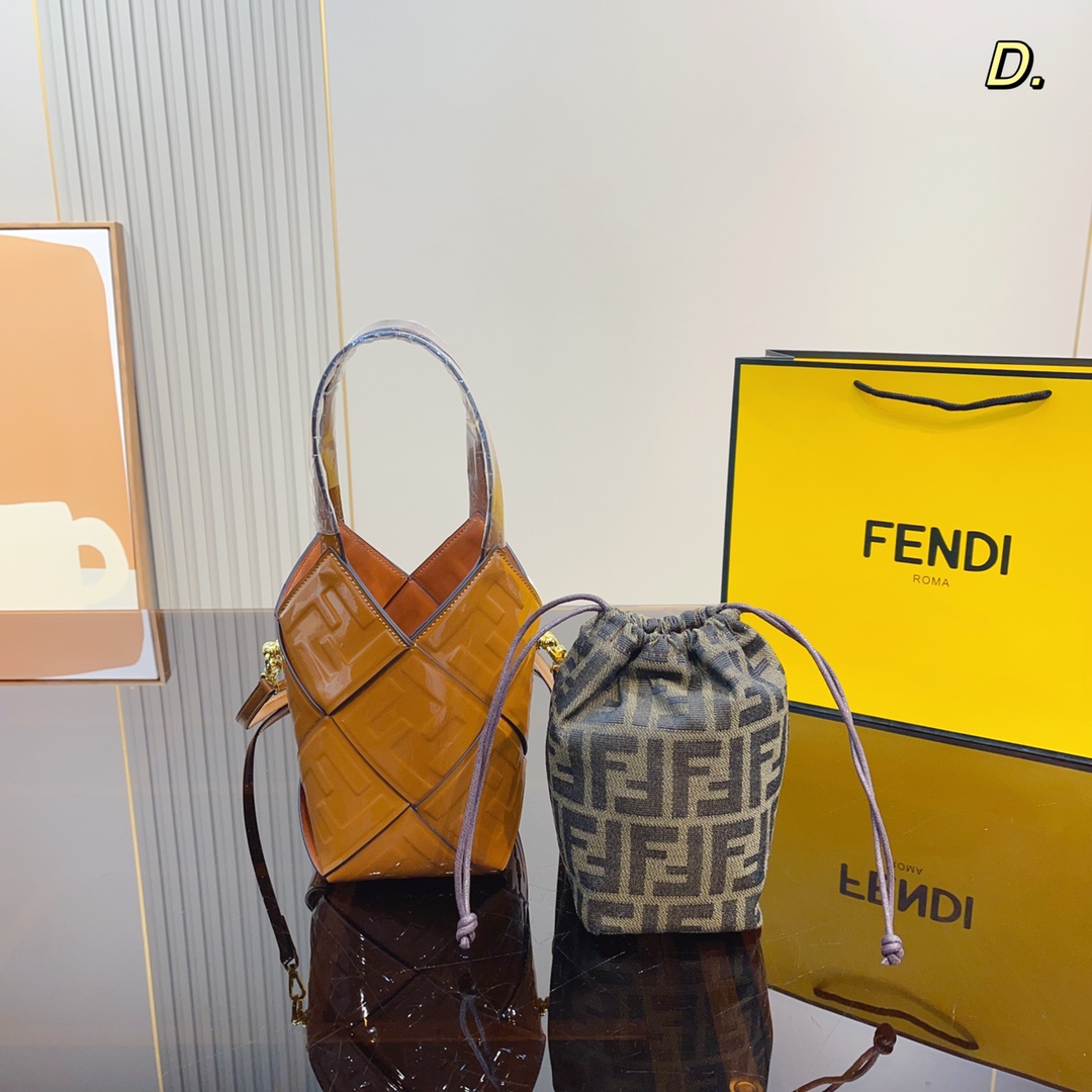 Fendi Bucket Bag Le sac le plus porté par les personnes à la mode est probablement ce sac Fendi. Peu importe qu'il soit porté à l'épaule ou en bandoulière. Il a un style de rue paresseux. Taille 10*10*20cm