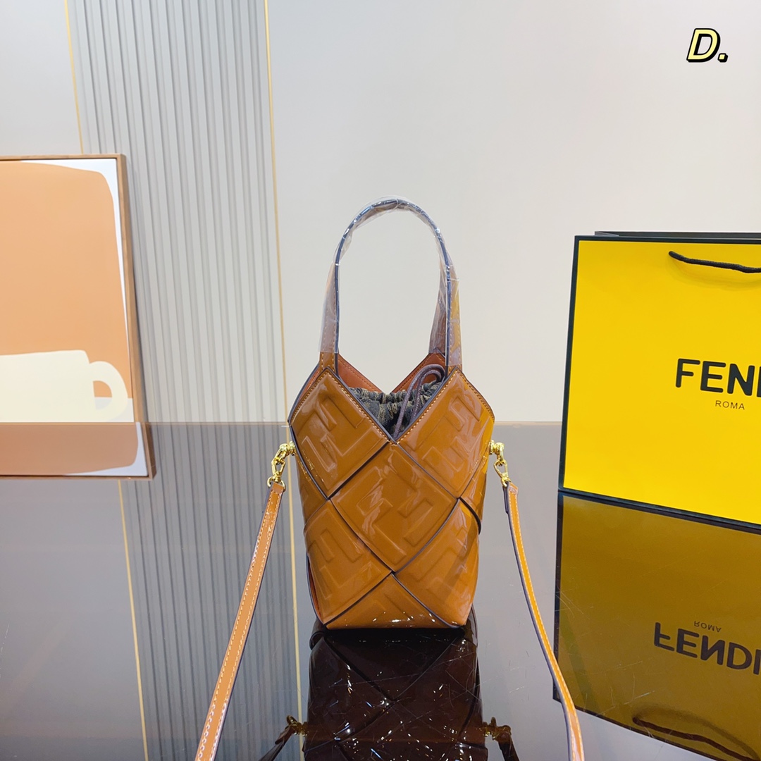 Fendi Bucket Bag Le sac le plus porté par les personnes à la mode est probablement ce sac Fendi. Peu importe qu'il soit porté à l'épaule ou en bandoulière. Il a un style de rue paresseux. Taille 10*10*20cm