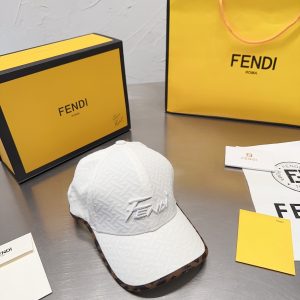 Il nuovo cappellino da baseball di Fendi La forma del cappello è completamente personalizzata. Diversa dalla versione in commercio