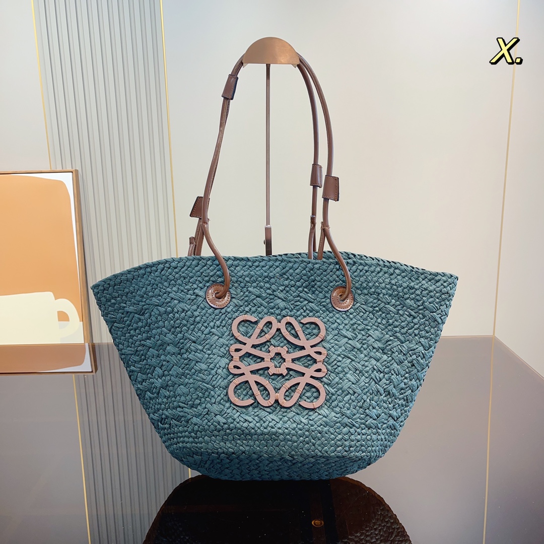 LOEWE straw bag ◎ i fendi eekaboo x-Tote straw bag is hand-woven with raffia. The tote bag is full of holiday atmosphere. The capacity makes people feel that it can hold the whole summer. ◎ The fashionable appearance is completely suitable for Jimei travelers. First choice! Tops for the whole summer ~ Size: 28*17*26cm