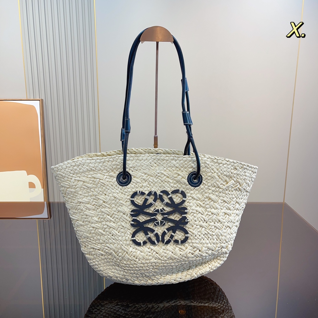 LOEWE straw bag ◎ i fendi eekaboo x-Tote straw bag is hand-woven with raffia. The tote bag is full of holiday atmosphere. The capacity makes people feel that it can hold the whole summer. ◎ The fashionable appearance is completely suitable for Jimei travelers. First choice! Tops for the whole summer ~ Size: 28*17*26cm