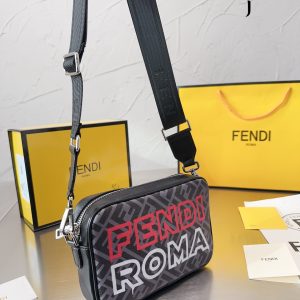 I really love Fendi’s new camera bag recently. It’s really classic and versatile. It matches with a linen suit and has a holiday feel. The back of the canvas is very touchable cowhide. The splicing design is really suitable for young boys. The size is 22*15.