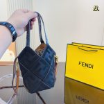 Fendi Bucket Bag The bag most carried by fashionable people is probably this Fendi bag. It doesn't matter if it's on the shoulder or cross-body. It has a lazy street style. Size 10*10*20cm