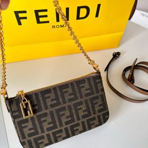 La nuova borsa da mahjong di Fendi ha un'ascella da presbite