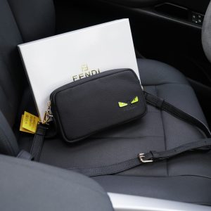 Fendi official website synchronizes the high version of the clutch bag