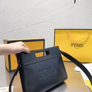 Fendi treasure series envelope bag can be carried in hand or cross-body! Counters are updated simultaneously! Limited edition of the same celebrity model! Super stylish! Imported old fabric