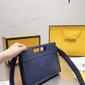 Fendi treasure series envelope bag can be carried in hand or cross-body! Counters are updated simultaneously! Limited edition of the same celebrity model! Super stylish! Imported old fabric