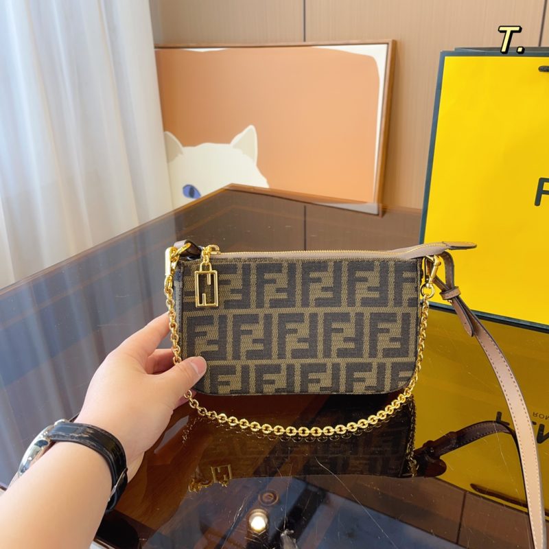 Fendi. Fendi presbyopic armpit bag.