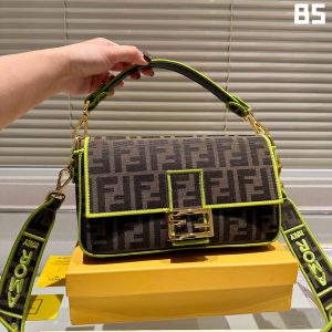 ❤️FENDI Fendi F family baguette bag!