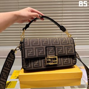 ❤️FENDI Fendi F family baguette bag!