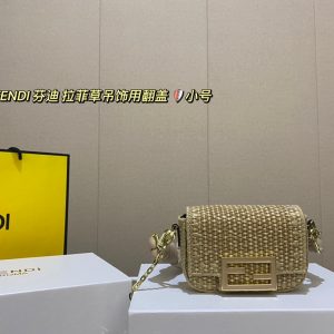 ❤️Small size (packaged in a gift box)❤️FENDI/FENDI raffia charm with flip cover and oversized FF magnetic buckle mini shoulder bag. One of the most popular travel items in summer is the straw bag. It is so cute. It can be used on vacation. Commuting YdL Size: Small 14*4*10cm