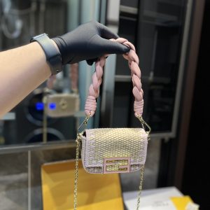 ❤️Small size (packaged in a gift box)❤️FENDI/FENDI raffia charm with flip cover and oversized FF magnetic buckle mini shoulder bag. One of the most popular travel items in summer is the straw bag. It is so cute. It can be used on vacation. Commuting YdL Size: Small 14*4*10cm