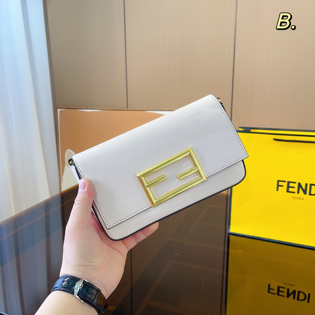 FENDI/Fendi leather mini gold buckle camera bag. The bag most carried by fashionable people is probably F. It is not a problem if it is shouldered or cross-body. It has a lazy street style. I also carry it every day when I go out on the street. Size: 21*3*14cm