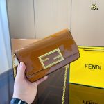 FENDI/Fendi leather mini gold buckle camera bag. The bag most carried by fashionable people is probably F. It is not a problem if it is shouldered or cross-body. It has a lazy street style. I also carry it every day when I go out on the street. Size: 21*3*14cm