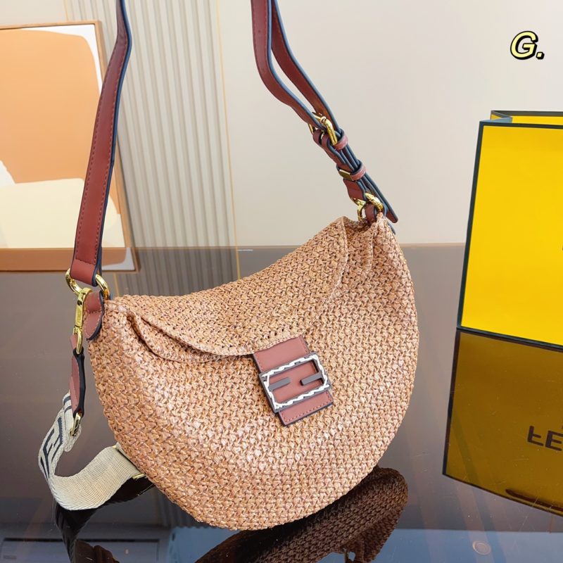 Straw bag ◎ i fendi eekaboo x-Tote straw bag is hand-woven with raffia. The tote bag is full of vacation atmosphere. The capacity makes people feel that it can hold the whole summer. ◎ The fashionable appearance is completely the first choice for Jimei travelers! Tops for the whole summer ~ Size: 31*22cm