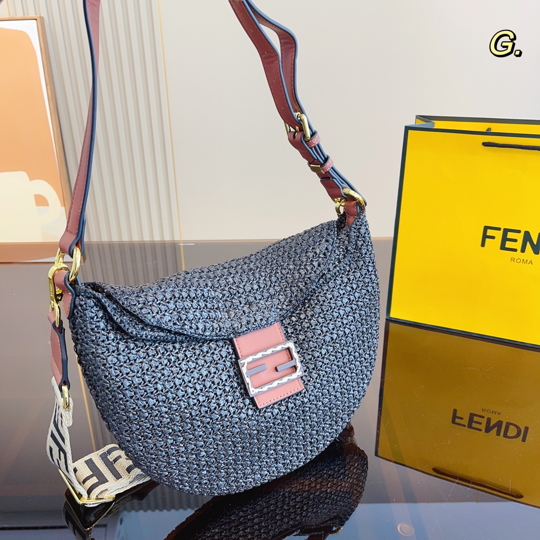 Straw bag ◎ i fendi eekaboo x-Tote straw bag is hand-woven with raffia. The tote bag is full of vacation atmosphere. The capacity makes people feel that it can hold the whole summer. ◎ The fashionable appearance is completely the first choice for Jimei travelers! Tops for the whole summer ~ Size: 31*22cm