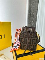 Comes with a folding box Fendi Fendi Internet celebrity vintage bucket bag. The bag most carried by fashionable people is probably this Fendi bag. It is not a problem to carry it on one shoulder or crossbody. It has a lazy street style. Celebrities such as Qi Wei and Rosie also carry it when they go out on the street. Size 13 18 Cat. No. 880602