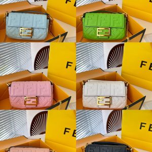 Equipped with a folding box Fendi 23 new series jelly-colored baguette