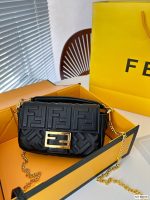 Equipped with a folding box Fendi 23 new series jelly-colored baguette