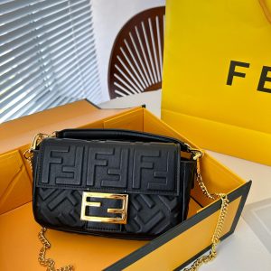 Equipped with a folding box Fendi 23 new series jelly-colored baguette