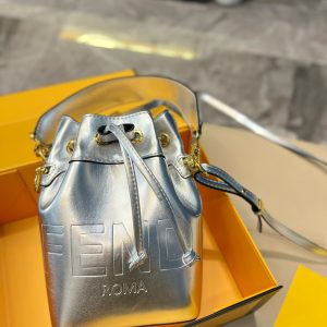 Fendi bucket bag with folding box is a must buy from Fendi! The color is really beautiful! Full of energy! Size: 14.5 21.5 Item No. 68036