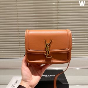 ysl (Yves Saint Laurent) envelope bag! The cassandry series of fashionable items with envelope elements are launched in a low-key manner. There are no exaggerated designs and no eye-catching matching. The simple V lines outline the lines of the entire bag