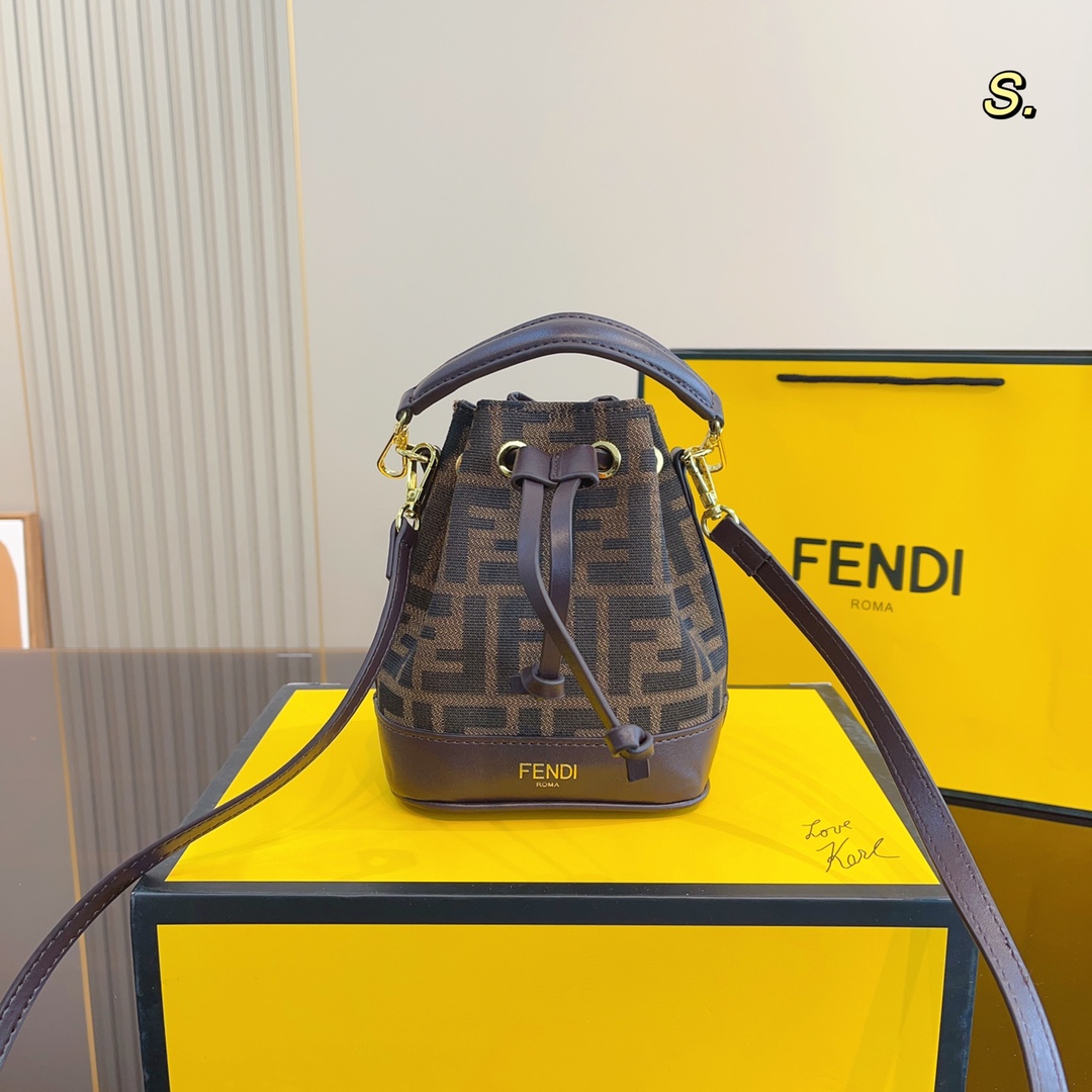 Fendi Fendi retro presbyopia F woven bucket bag. The bag most carried by fashionable people is probably Fendi. It is not a problem to carry it on one shoulder or crossbody. It has a lazy street style. Size 13*10*16cm