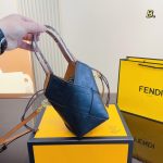 Fendi Bucket Bag Die Tasche, die von modischen Menschen am häufigsten getragen wird, ist wahrscheinlich diese Fendi-Tasche. Egal, ob über der Schulter oder am Körper getragen. Sie hat einen lässigen Streetstyle. Größe 10*10*20cm