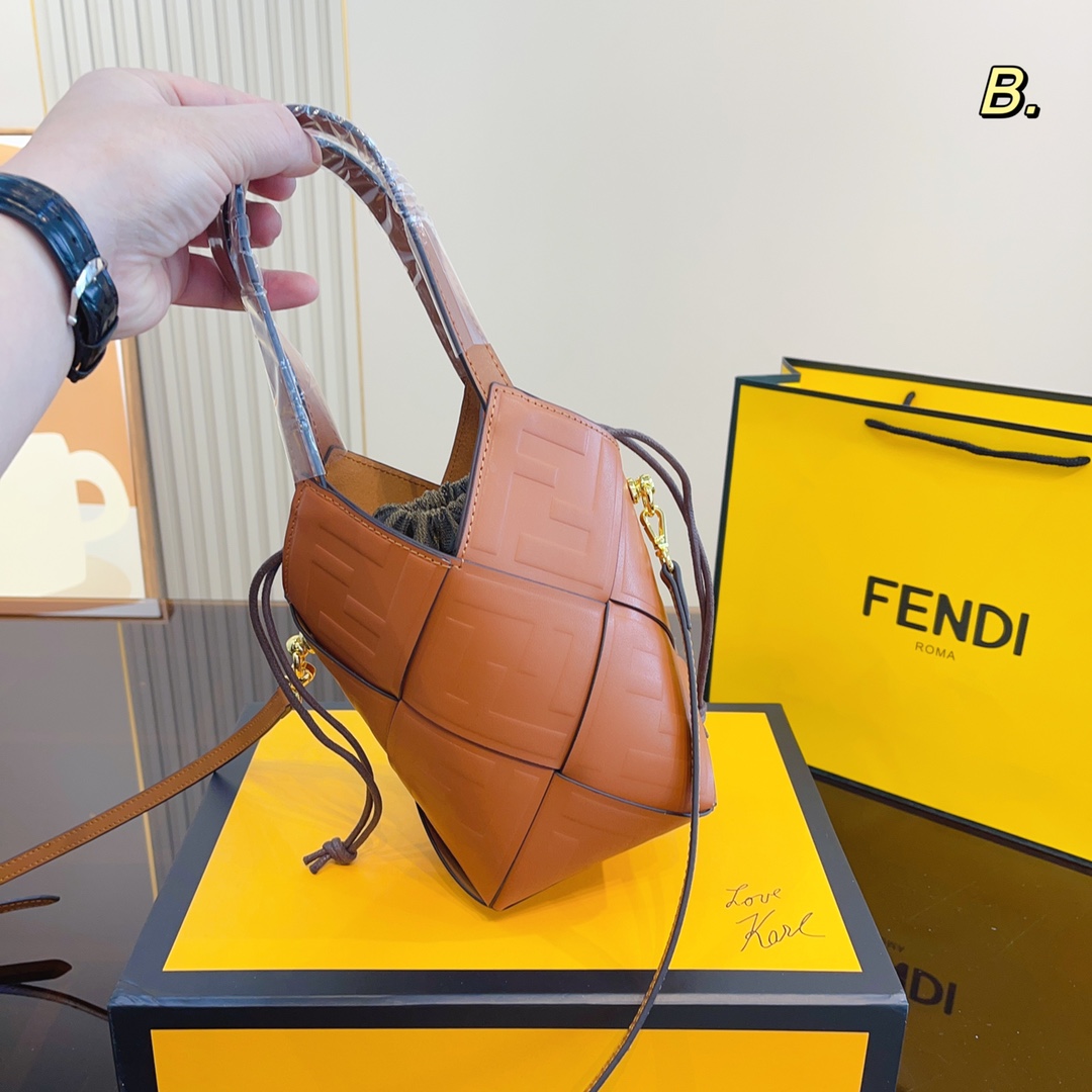 Fendi Bucket Bag El bolso que más lleva la gente de moda es probablemente este bolso de Fendi. No importa si es al hombro o cruzado. Tiene un estilo perezoso y callejero. Tamaño 10*10*20cm