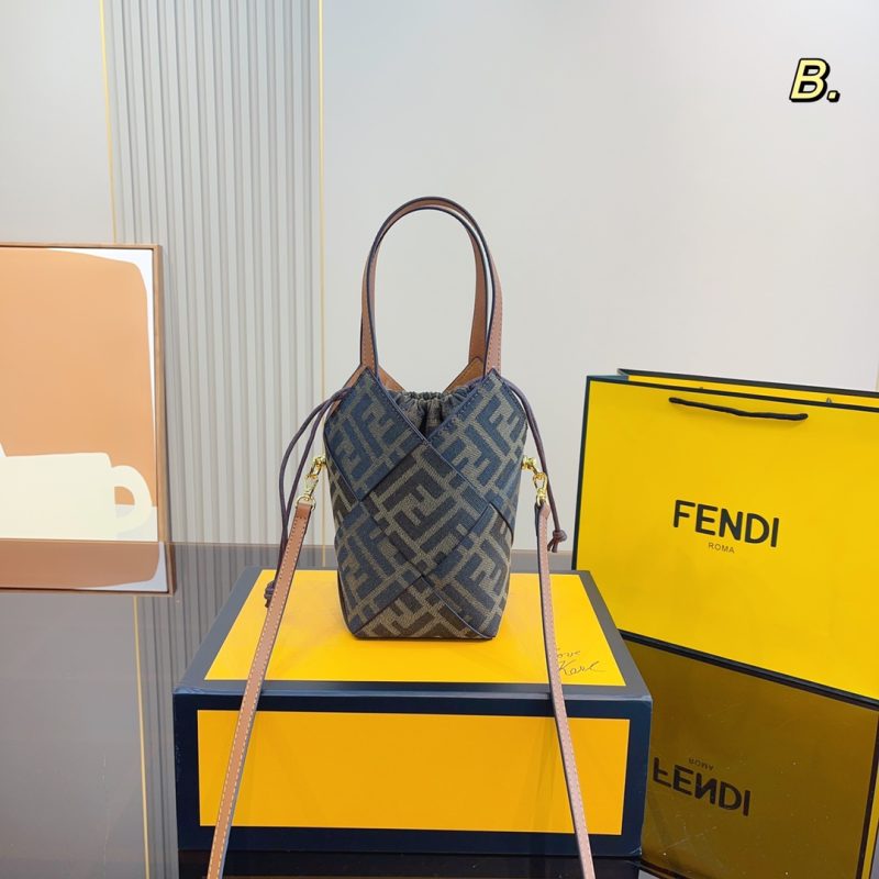 Fendi Bucket Bag The bag most carried by fashionable people is probably this Fendi bag. It doesn't matter if it's on the shoulder or cross-body. It has a lazy street style. Size 10*10*20cm