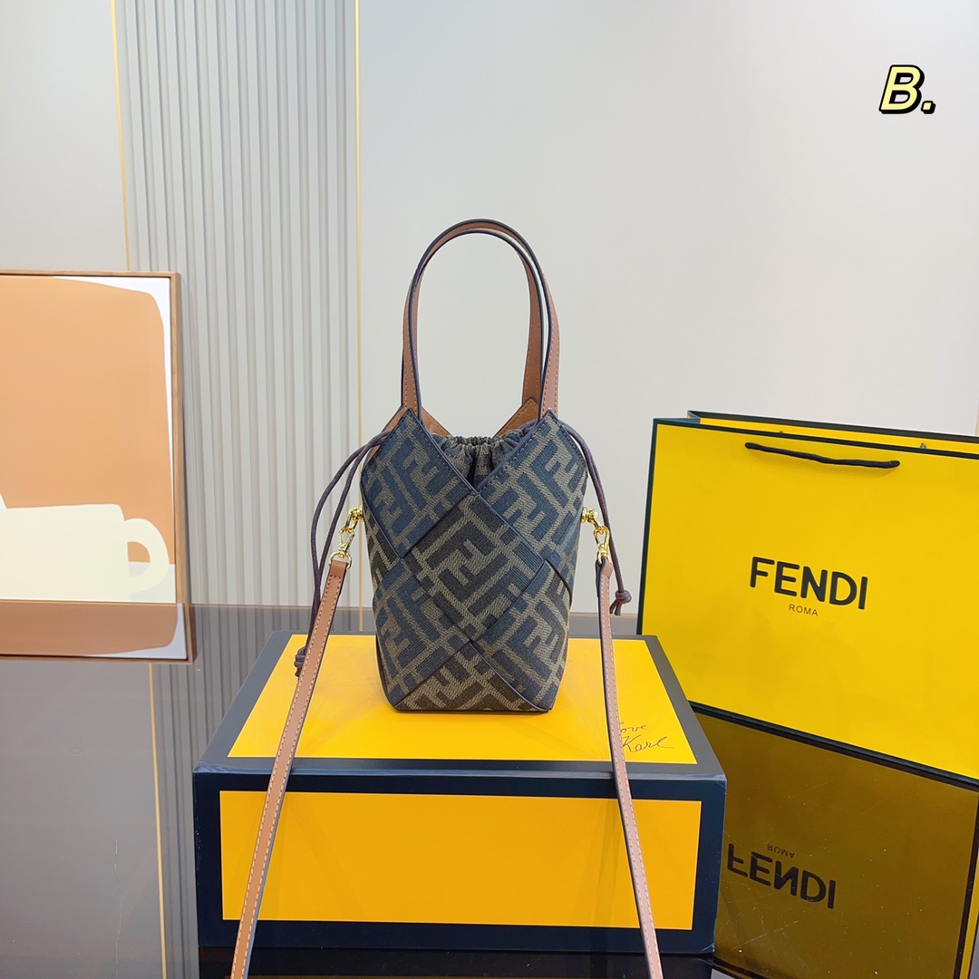 Fendi Bucket Bag Le sac le plus porté par les personnes à la mode est probablement ce sac Fendi. Peu importe qu'il soit porté à l'épaule ou en bandoulière. Il a un style de rue paresseux. Taille 10*10*20cm