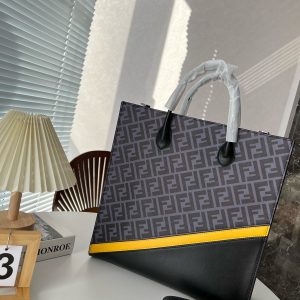 Fendi Fendi tote bag can hold all the absolute heavyweights and is awesome when going out. Fashionable and classic size: 36 37 Item No. 99009