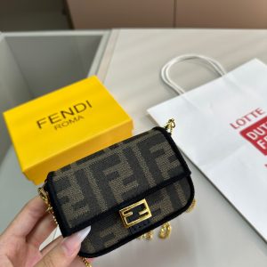 FENDI La nuova borsa rossetto di Fendi