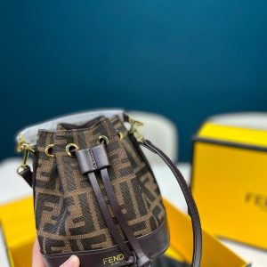 Fendi bucket bag with folding box is a must buy from Fendi! The color is really beautiful! Full of energy! Size: 13.5 16 Item No. 8506