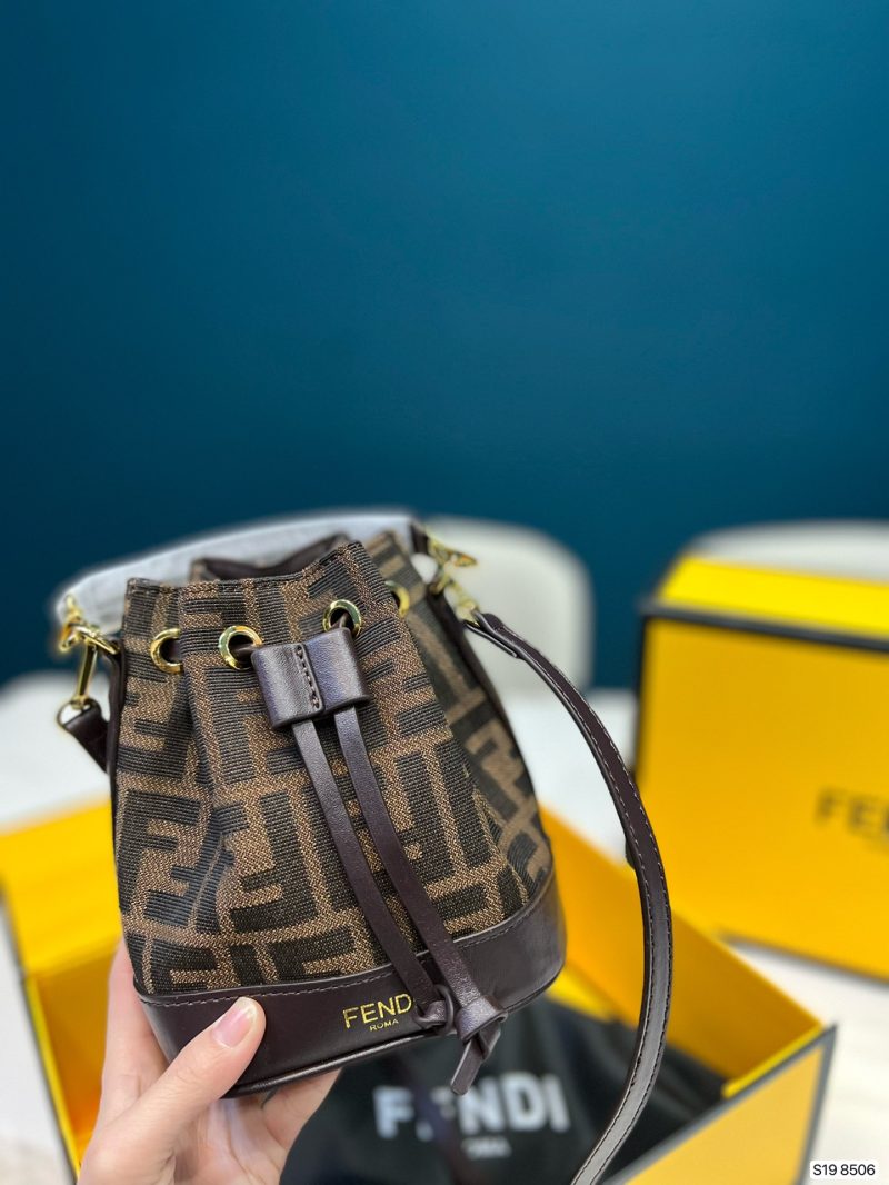 Fendi bucket bag with folding box is a must buy from Fendi! The color is really beautiful! Full of energy! Size: 13.5 16 Item No. 8506