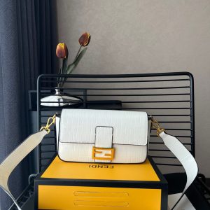 Equipped with a folding box and Fendi's new series of baguettes