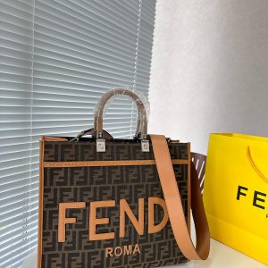 Fendi Fendi tote bag can hold all the absolute heavyweights when going out. Fashionable and classic size: 35 30 Item No. 69399