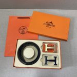 Hermès Boutique-Modell [☆Doppelknopf-Geschenkbox-Set inklusive Geschenkbox] an den Schaltern erhältlich - Hermès-Originalprodukte an den Schaltern im Verkauf - Dieses Modell ist aus erstschichtigem Rindsleder gefertigt - Detaillierte Ölkanten