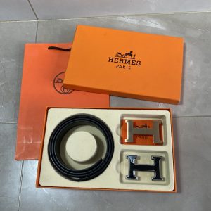 Modelo de boutique Hermès [☆Juego de estuche de regalo con doble botón y estuche de regalo incluido] disponible en los mostradores - Productos auténticos Hermès a la venta en los mostradores - Este modelo es de piel de vacuno de primera capa - Bordes detallados al óleo