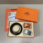 Hermès Boutique-Modell [☆Doppelknopf-Geschenkbox-Set inklusive Geschenkbox] an den Schaltern erhältlich - Hermès-Originalprodukte an den Schaltern im Verkauf - Dieses Modell ist aus erstschichtigem Rindsleder gefertigt - Detaillierte Ölkanten