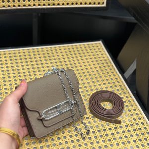 La Hermes Roulis è una borsa molto bella. È una delle borse Hermès più sobrie. Le amiche che non amano i grandi loghi H possono prendere in considerazione l'acquisto di questa borsa. È molto pratica e piace soprattutto a molte celebrità. La borsa con naso di maiale Roulis di Hermès (famiglia H) è destinata ai giovani. Ha linee semplici e luminose