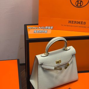 Die Hermes Kelly Bag wird aus importierten Materialien hergestellt. Dieser Stil ist ein Must-Have. Das Originalmodell wird nach Maß gefertigt und verschickt