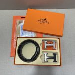 Modelo de boutique Hermès [☆Juego de estuche de regalo con doble botón y estuche de regalo incluido] disponible en los mostradores - Productos auténticos Hermès a la venta en los mostradores - Este modelo es de piel de vacuno de primera capa - Bordes detallados al óleo