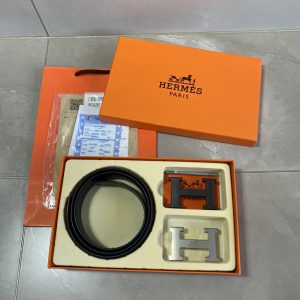 Modèle boutique Hermès [☆Coffret double-bouton incluant le coffret] disponible aux comptoirs - Produits authentiques Hermès en vente aux comptoirs - Ce modèle est réalisé en vachette première couche - Bords huilés détaillés