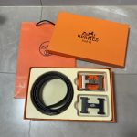 Modèle boutique Hermès [☆Coffret double-bouton incluant le coffret] disponible aux comptoirs - Produits authentiques Hermès en vente aux comptoirs - Ce modèle est réalisé en vachette première couche - Bords huilés détaillés