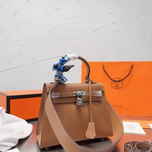 Hermes Kelly 25cm is one of the most photographed bags in the entertainment industry recently. It is an eternal classic of the H family. The Kelly bag is easy to match