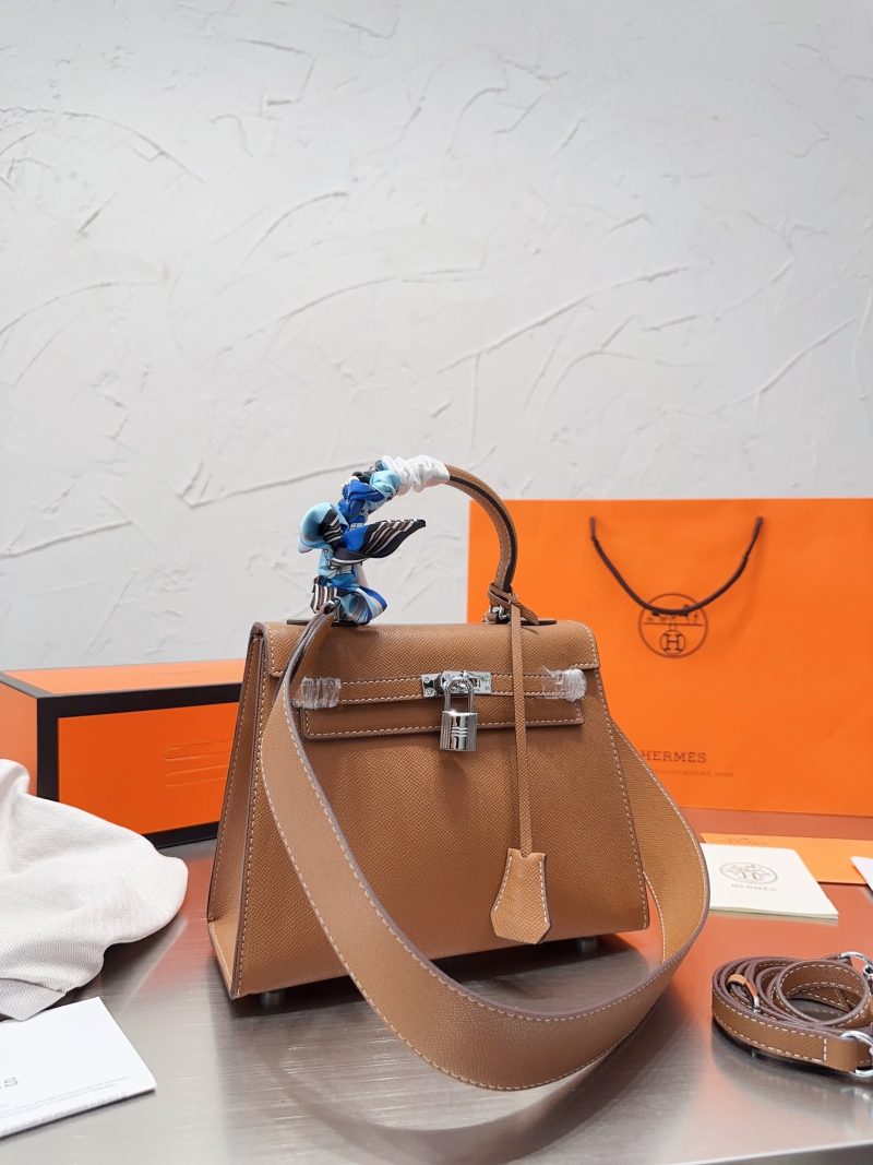 Hermes Kelly 25cm es uno de los bolsos más fotografiados últimamente en el mundo del espectáculo. Es un clásico eterno de la familia H. El bolso Kelly es fácil de combinar